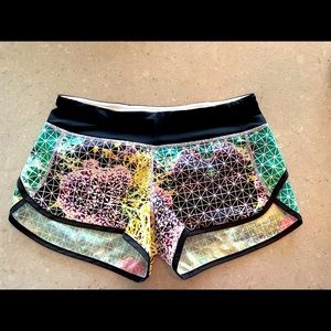 Lululemon Speed shorts Sz 6 in rare Paradise Grid